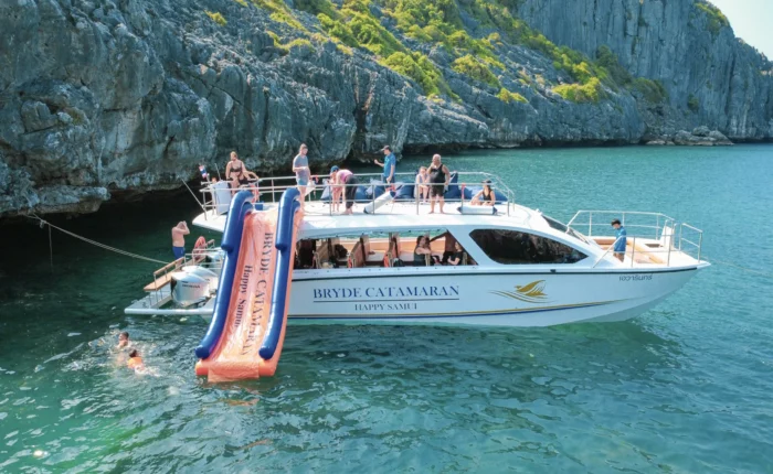 Malerischer Panoramablick auf die Kalksteinklippen im Ang Thong Marine Park